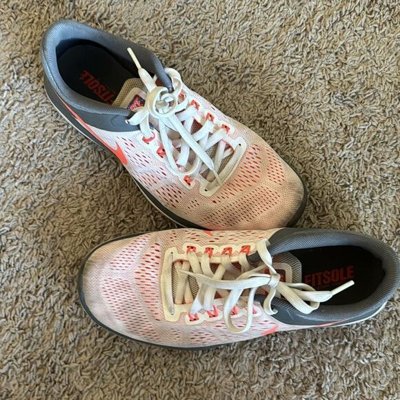 Women’s Nike athletic shoes 8 - Picture 2 of 4